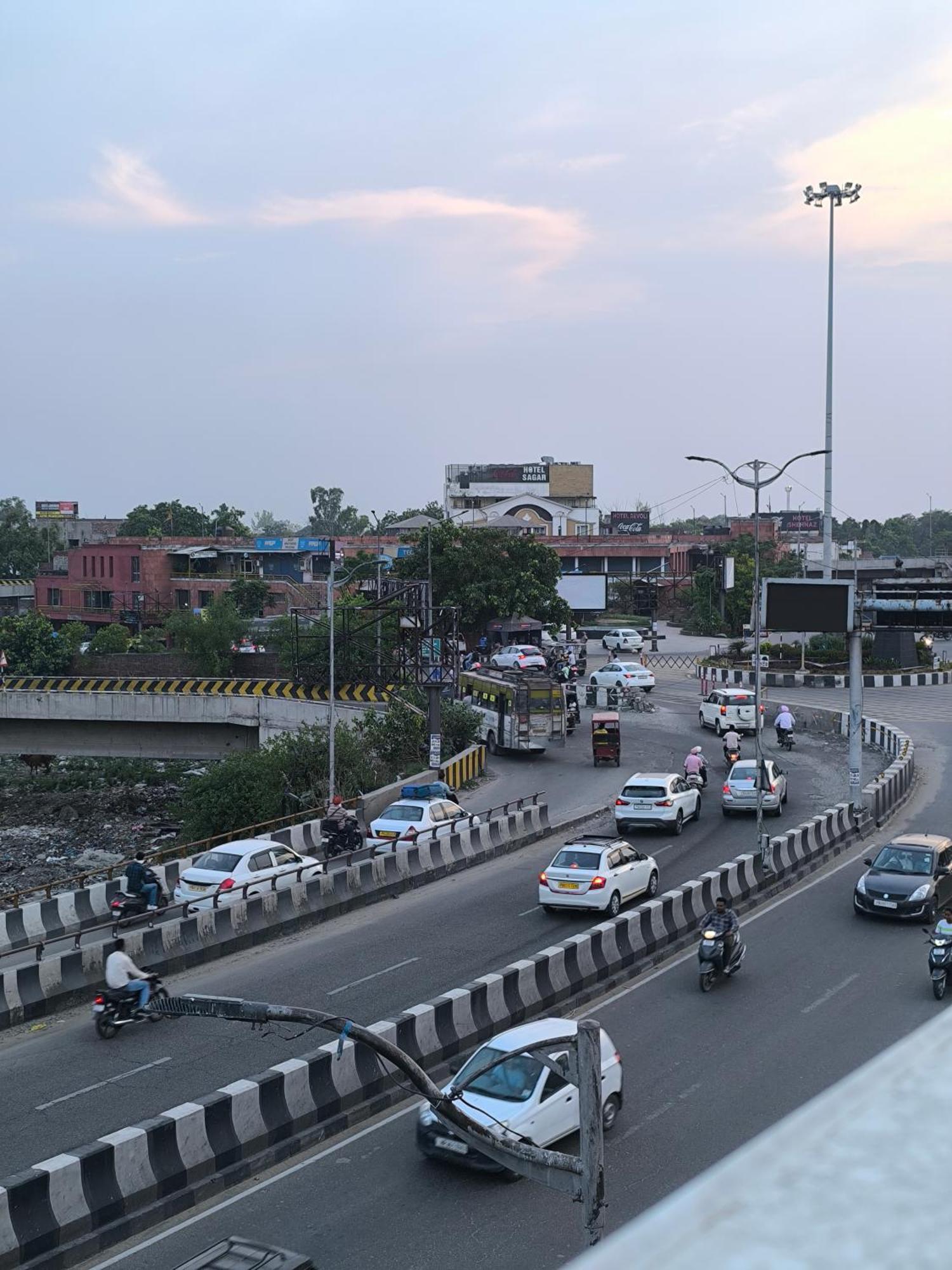 Hotel Jogi Guest House Welcome All Families, Friends, Groups, Couples, Singles Fully Airconditioner, Attach Washrooms, Lift, Wifi, 24 Hours Room Service, Power Backup Amritsar Exterior foto